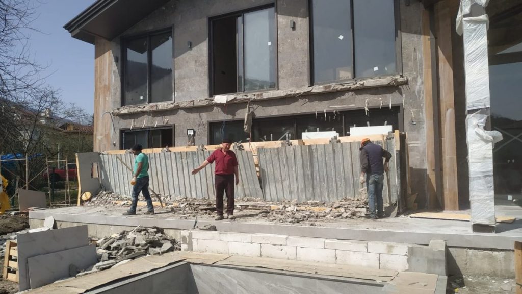 Sakarya’da yapım aşamasınaki evin balkonu çöktü: 4 yaralı