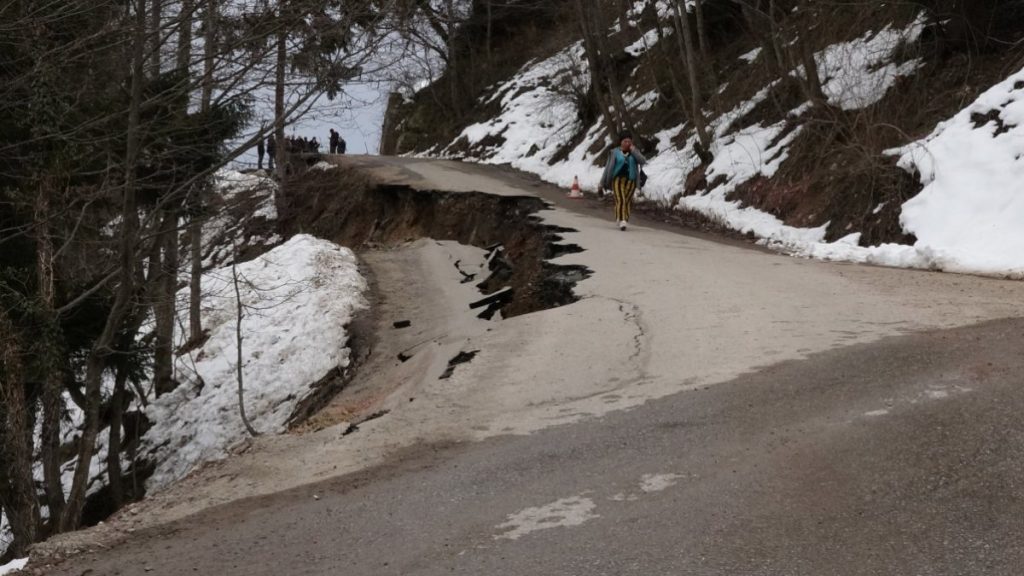 Trabzon’da heyelan sonrası çöken yoldan, servis aracı kıl payı kurtuldu