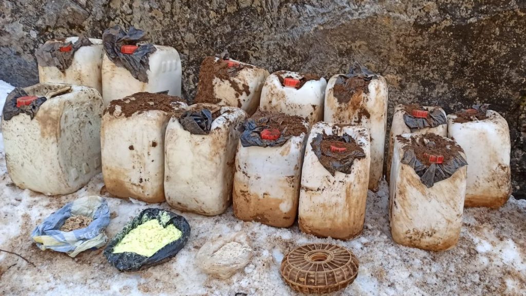 Tunceli’de teröristlere ait 2 sığınak imha edildi