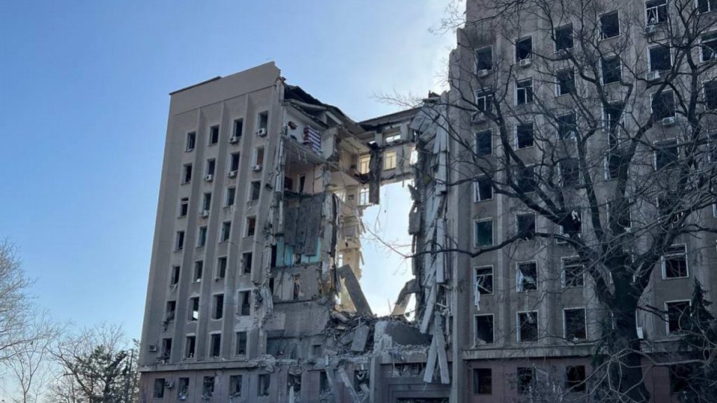 Ukrayna’daki bombardıman, devlet binasını deldi