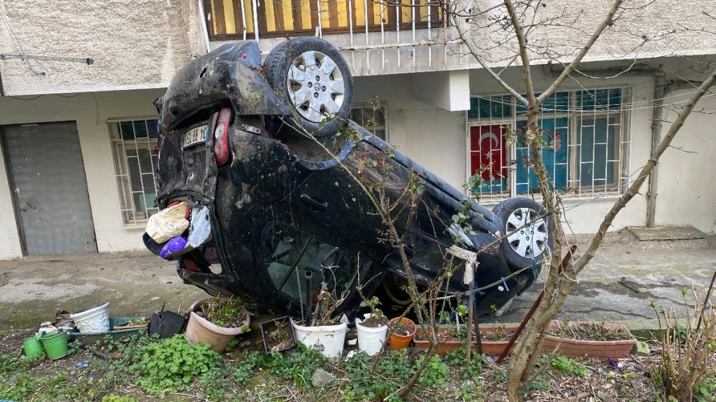 Üsküdar’da baba ve kızının içinde bulunduğu araç 10 metreden düştü