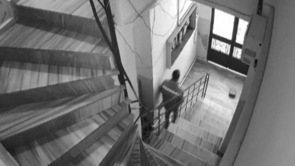 Zeytinburnu’nda kurye apartmana idrarını yaptı