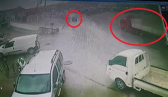 Yağmur nedeniyle kayan tır karşı yönden gelen minibüse çarptı!