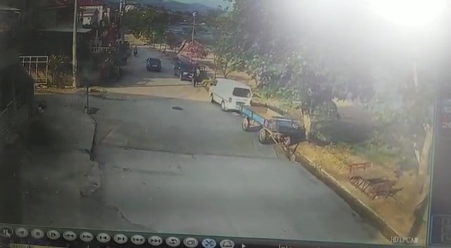 Otomobille gelen hırsızlar 50 bin liralık motosikleti çaldı; o anlar güvenlik kamerasına yansıdı