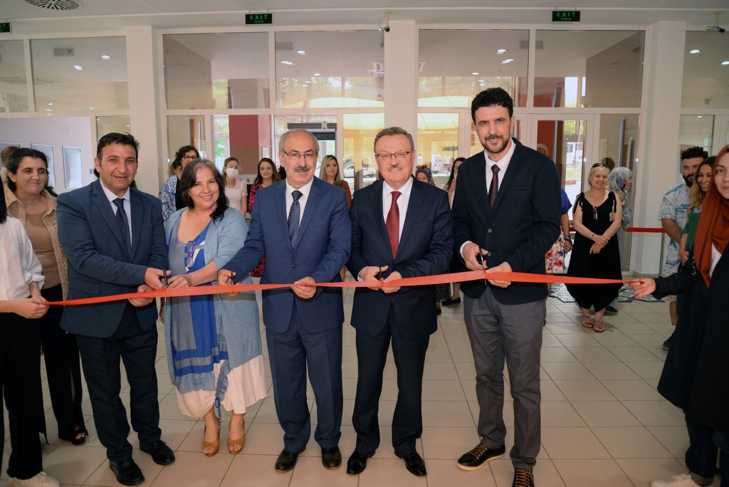 Üniversiteli öğrencilerden çini ve seramik sergisi