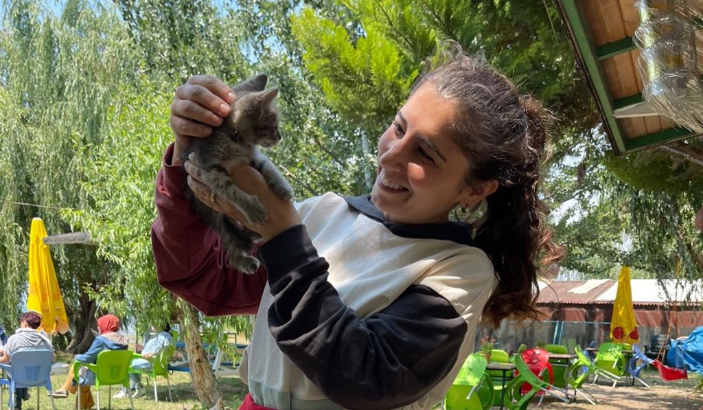 Kadın işletmeci motora sıkışan kediyi bahçesindeki kediler sayesinde kurtardı