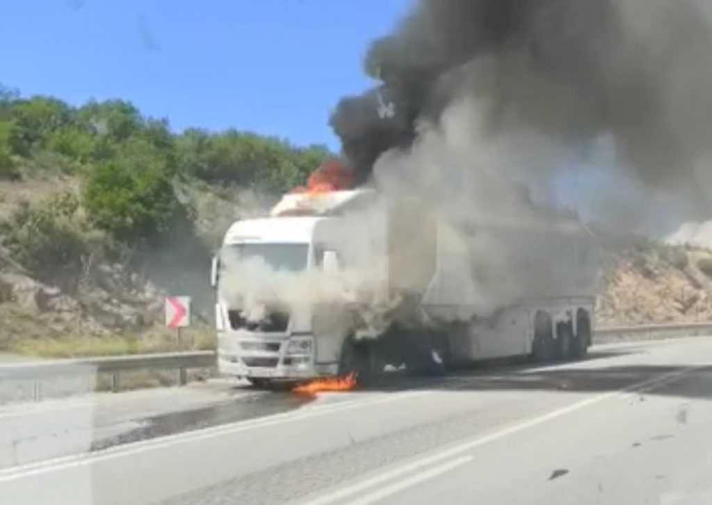Bursa’da cam yüklü tır alev alev yandı