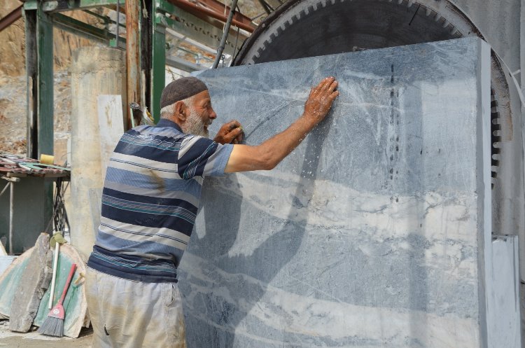 Bursa İznik’te yarım asırdır ekmeğini taştan çıkartıyor